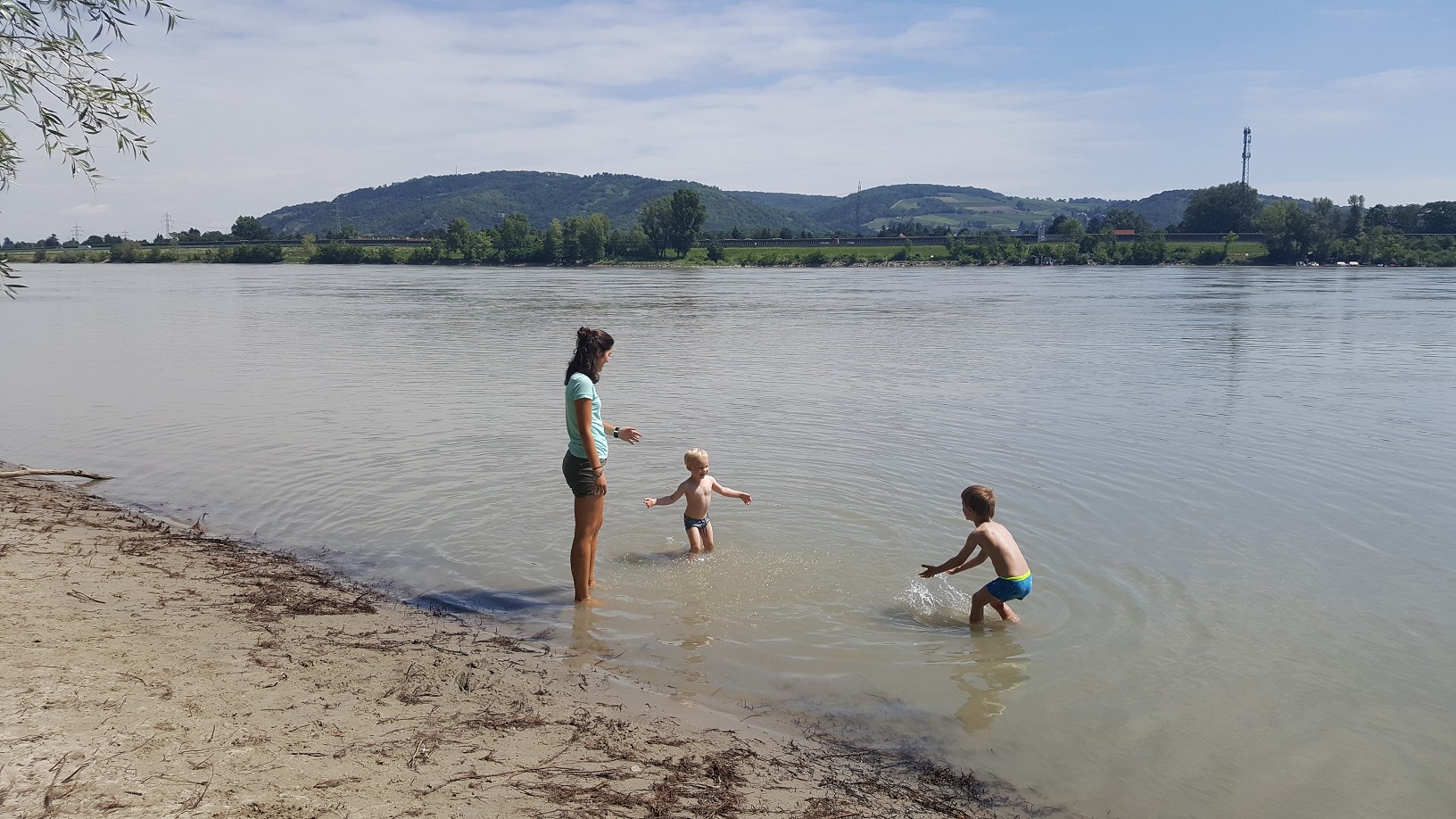 Miriam mit der Gruppe – draußen unterwegs